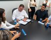 Luciano Barbosa assina ordem de serviço para obras de infraestrutura entre o Povoado Canaã e a Tabela