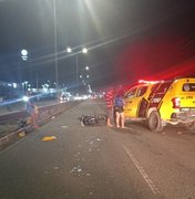 Colisão entre carro e moto deixa duas pessoas feridas e motorista foge em Arapiraca