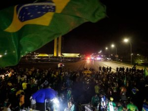 Manifestantes a favor de Bolsonaro invadem Esplanada dos Ministérios