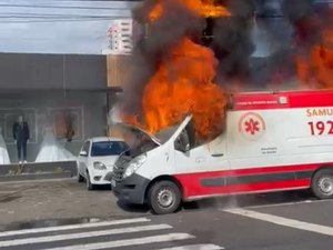 Ambulância do samu explode e pega fogo na Avenida Fernandes Lima