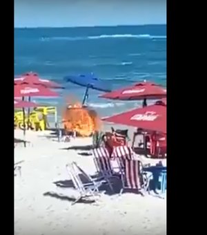 [Vídeo] Carrinho de ambulante pega fogo na praia do Francês