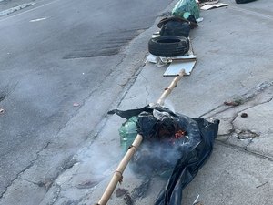 Protesto é registrado na Praça Sinimbu, em Maceió; via foi interditada