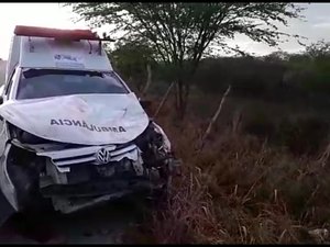 Condutor de ambulância perde o controle e bate em Coruripe