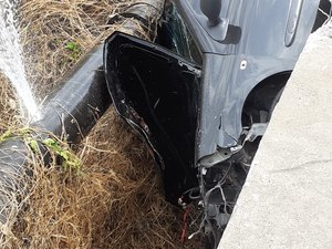 Carro fica encurralado entre tubulações de cano de água, em Batalha