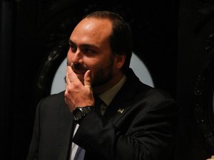 Carlos Bolsonaro amanhece sem contas nas redes sociais