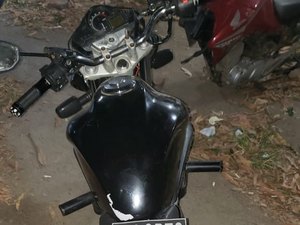 Dupla comete assaltos, é perseguida e cai da moto, em Arapiraca
