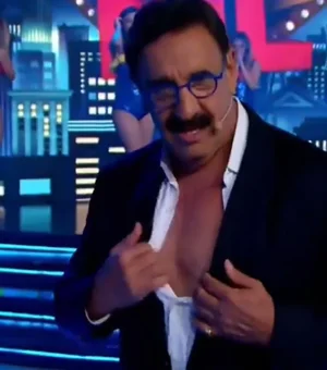 Ratinho causa polêmica ao mostrar o mamilo ao vivo