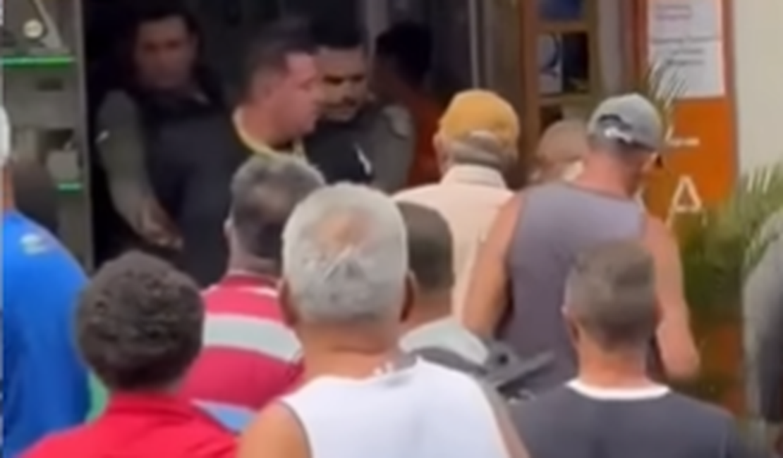 Comerciante é preso após agredir funcionária e tentar atacar policial em Caruaru