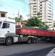 Caminhão fica preso na rua ao tentar fazer a curva