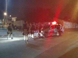 Adolescentes suspeitos de assaltos trocam tiros com a polícia e um morre após perseguição