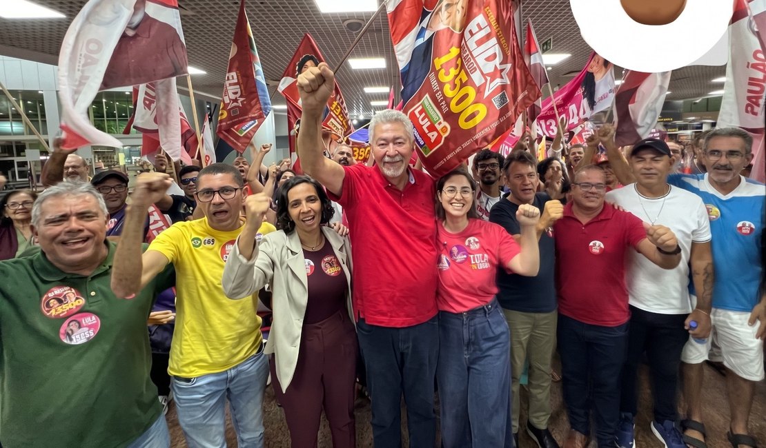 Paulão é recepcionado por apoiadores no Aeroporto de Maceió após vitória no TSE