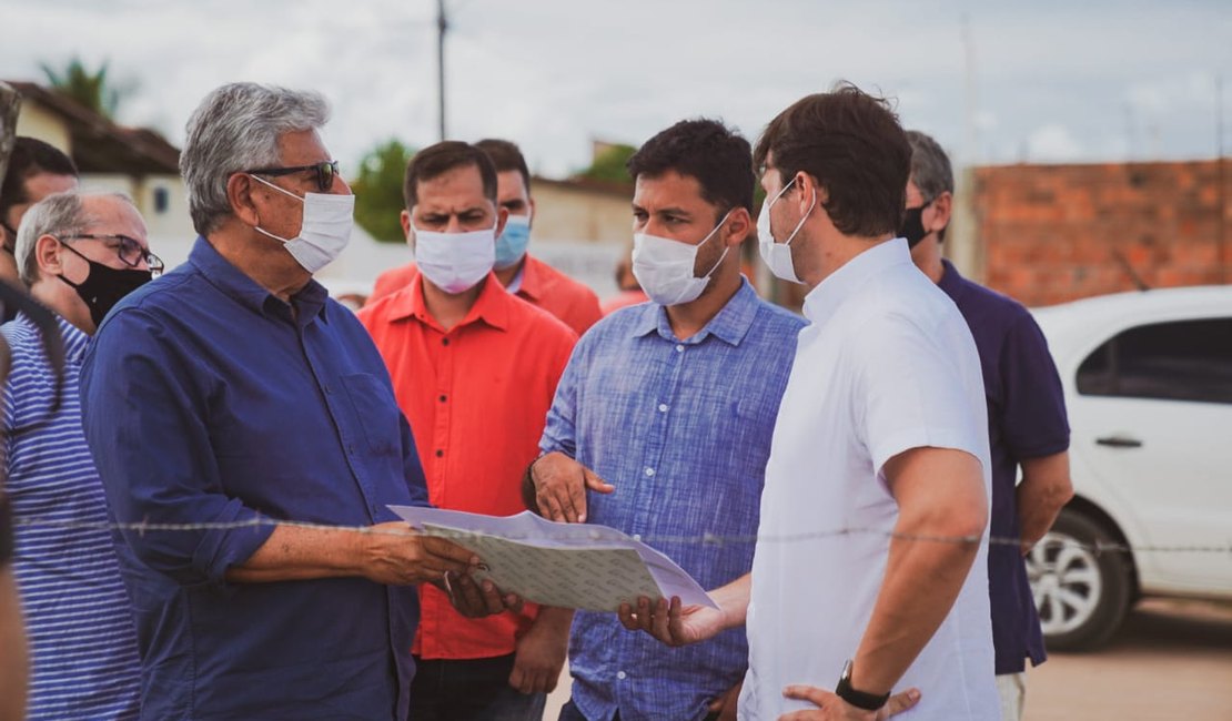 Rodrigo Cunha e prefeito de Marechal visitam terreno que beneficiará vítimas da enchente