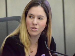 Cibele Moura defende comunidade escolar e destaca projeto contra progressão automática em sessão na Assembleia