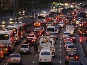 Bandidos fazem arrastão em rodovia no Rio e levam pânico a motoristas