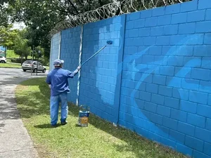 Pintura de Gabigol é retirada do muro da 'Toca da Raposa' após vandalismo