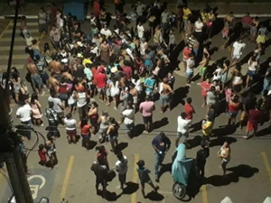 Homem usa máscara do personagem 'Coringa' para matar adolescente