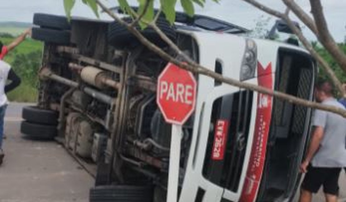 [Vídeo] Motorista de carreta envolvida em colisão com micro-ônibus esclarece acidente ocorrido na AL 110