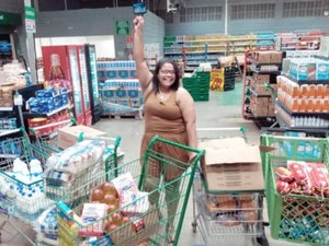 Militar de Penedo usa primeiro salário para doar cestas básicas e remédios