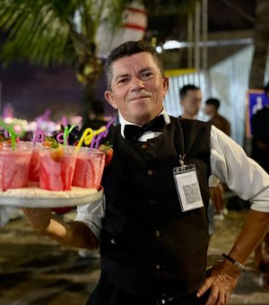 Garçom das Estrelas conquista clientela com delivery de bebida dentro do São João de Maceió