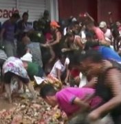 Em Pernambuco, moradores brigam por comida estragada pela lama após enchente