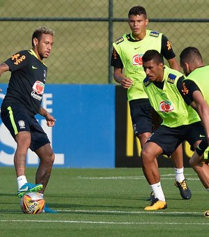Neymar dá susto no primeiro treino da Seleção Brasileira na Granja Comary