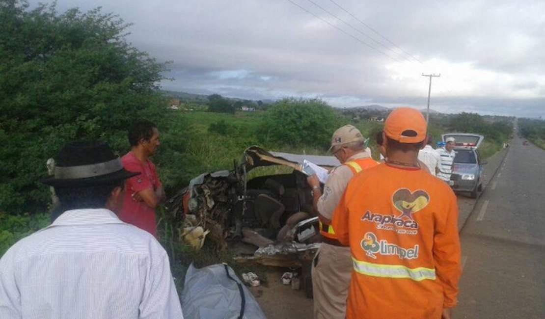 Colisão entre carro e caminhão deixa um morto na AL-220