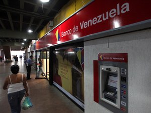 Venezuelanos estão impedidos de receber salário por falta de notas nos bancos