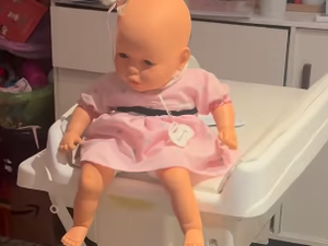 Menina viraliza ao “dormir no plantão” enquanto bonecas esperam por consulta