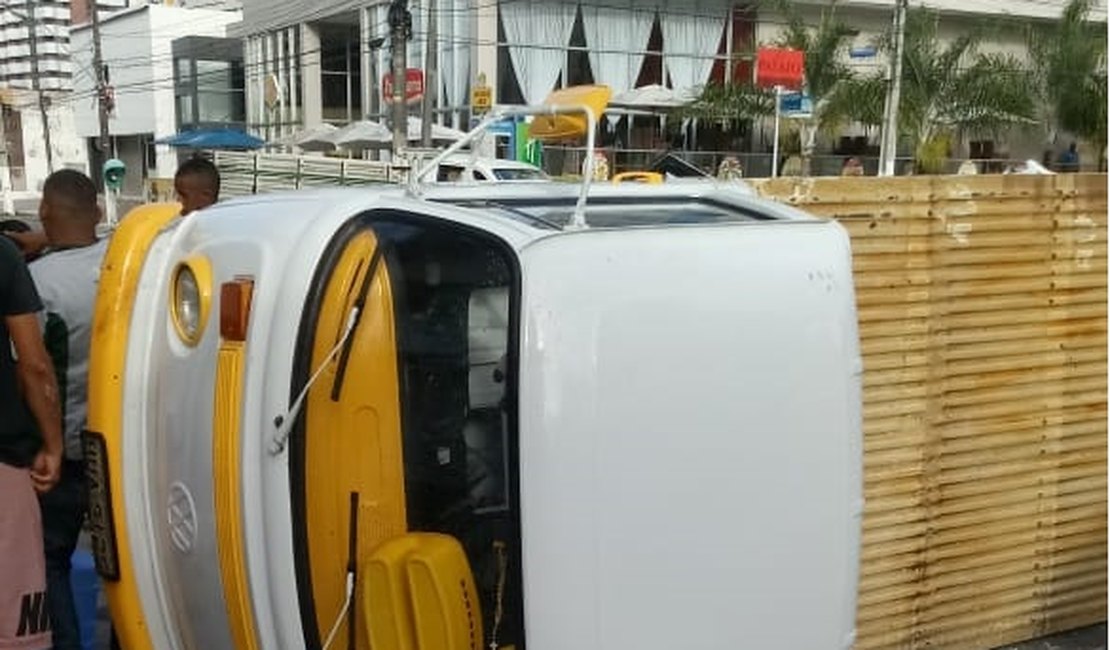 Kombi tem baú arrancado durante acidente em cruzamento da Ponta Verde