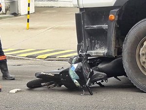 Motociclista fica com fratura exposta após acidente na Av. Fernandes Lima