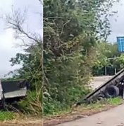 Dois caminhões saem da pista em curva conhecida por acidentes em Anadia