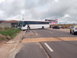 [Vídeo] Ciclista é atingida por ônibus, que provocou acidente na AL 220 em Limoeiro de Anadia