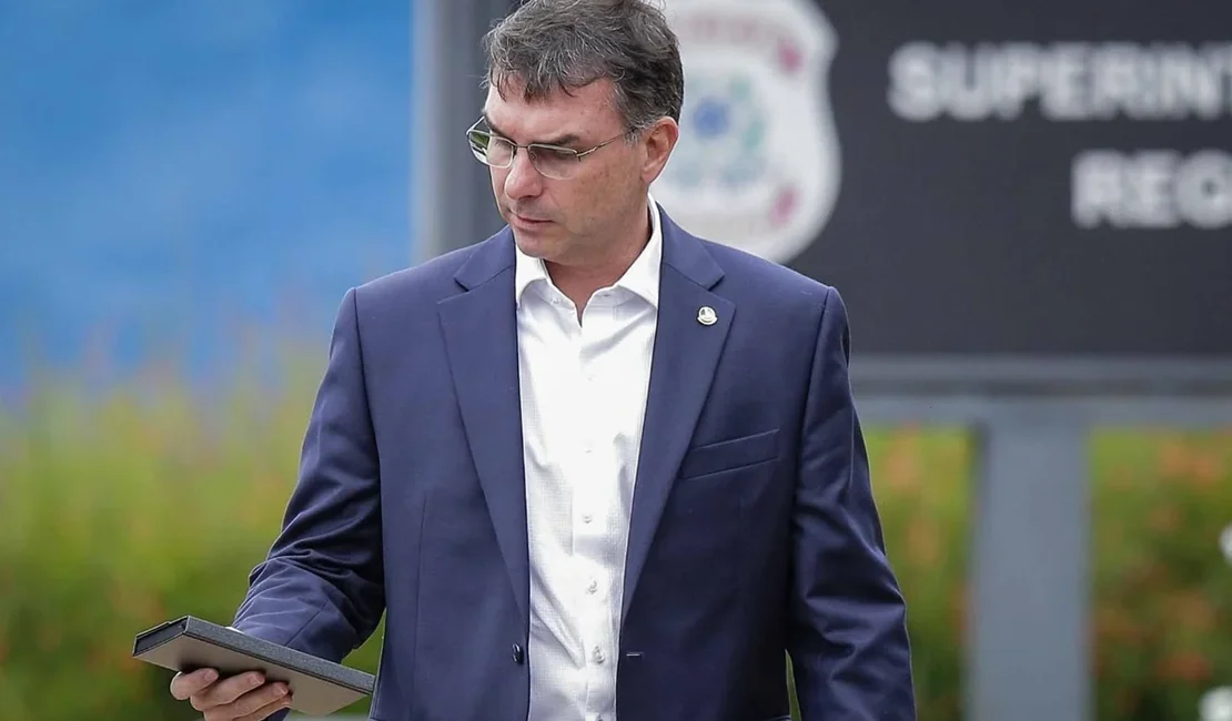 Flávio Bolsonaro assume conversa com Paulinho da Força por anistia