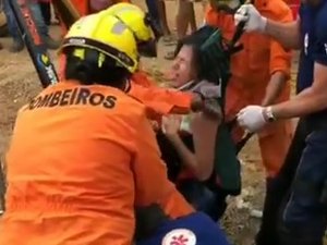 [Vídeo] Bombeiros e Samu resgatam casal que caiu em buraco na AL-220 em Arapiraca