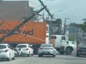 Carreta arrasta fiação e provoca tombamento de poste na Praça Sinimbu, em Maceió