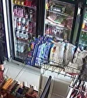Vídeo mostra assaltante roubando mercadinho e farmácia em dias distintos, em Arapiraca