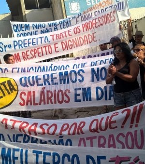 Professores protestam contra salários atrasados