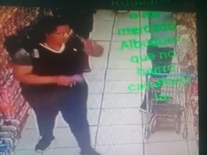 [Vídeo] Casal é flagrado furtando produtos em supermercado de Arapiraca 