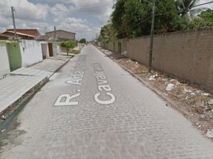 Homem leva garrafada e se esconde em telhado de casa