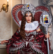 Anitta estreia Ensaios na Europa com look inspirado no tarô