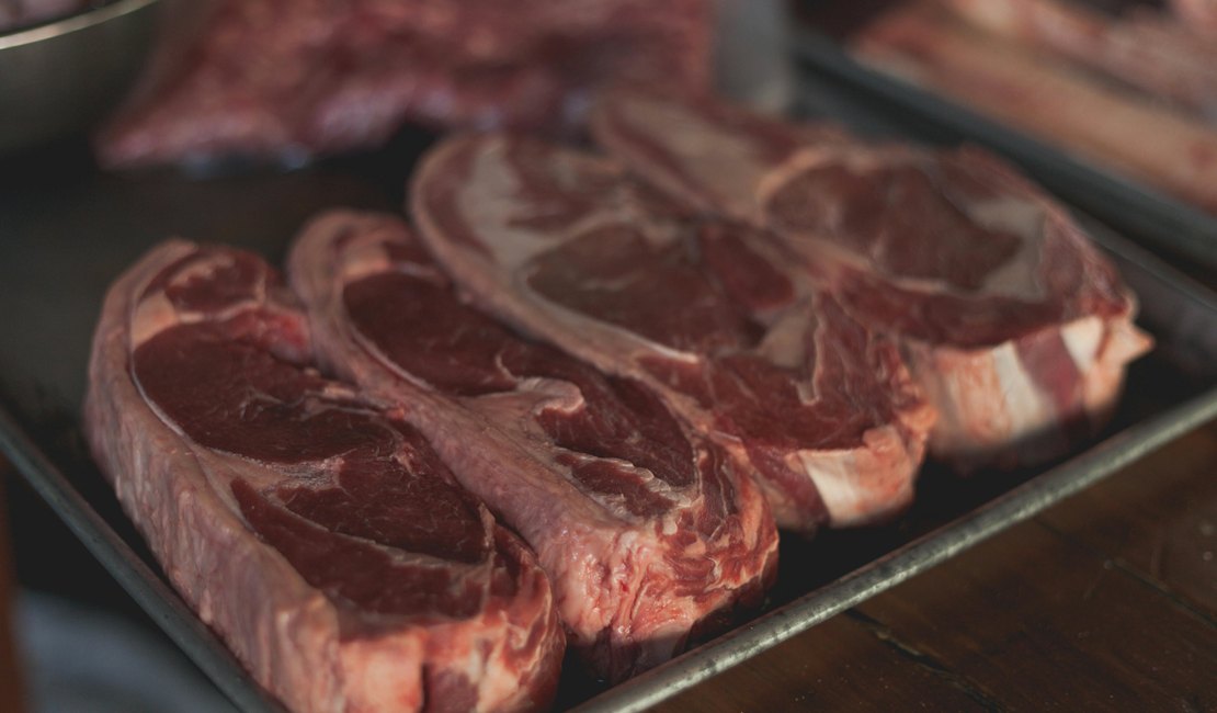 Funcionários de supermercado são presos por desviar mais de 20kg de carne no Jacintinho