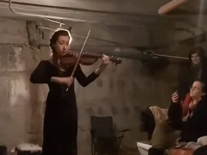 Violinista toca em abrigo antibomba da Ucrânia e causa comoção. Vídeo