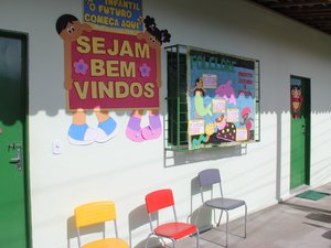 Vereadores prestigiam revitalização de creche no Manoel Teles