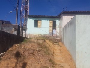 Homem é executado dentro de residência enquanto bebia com amigos