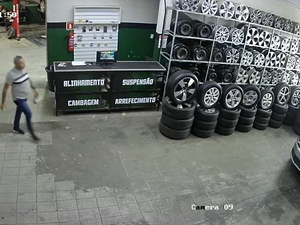 Homem finge ser cliente, toma café e furta celular em loja no Centro de Arapiraca