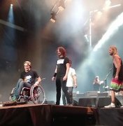 Público carrega fã de cadeira de rodas até o palco do Foo Fighters