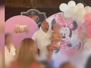 [Vídeo] “Com quem será?”: pai saca arma em festa da filha e divide a web