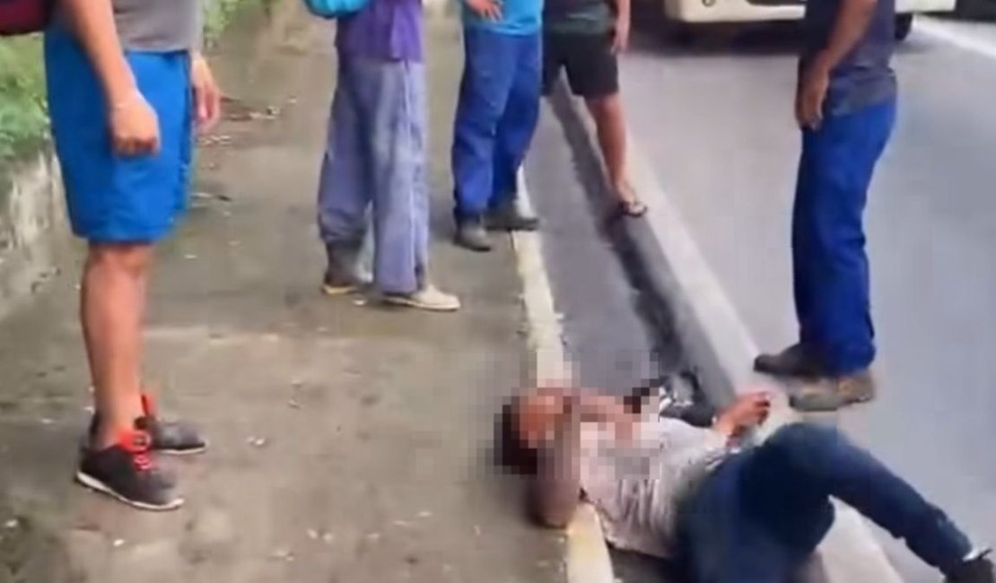 Homem que tentava assaltar mulheres em ponto de ônibus é derrubado por van e preso em Maceió