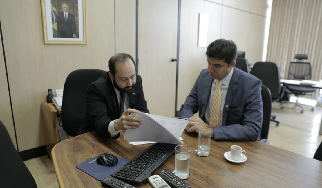 Em Brasília, Rui Palmeira discute liberação de recursos para educação  