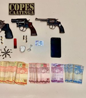 PM-AL apreende quantia em dinheiro, cocaína e três armas de fogo em ação no Sertão